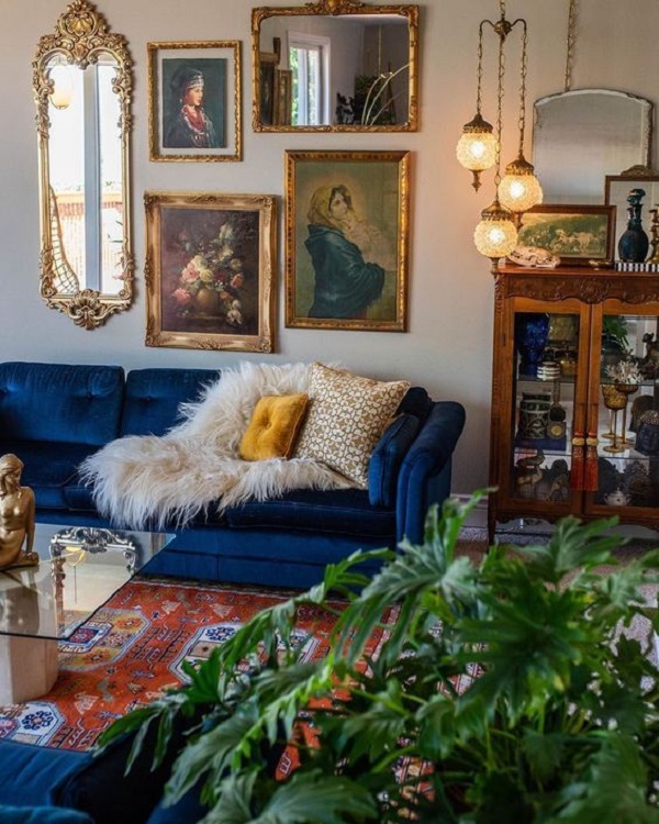Sala estilo vintage com sofá azul luminária retro e manta de pelos