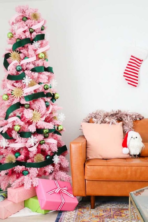 Sala moderna com árvore de natal rosa e sofá caramelo