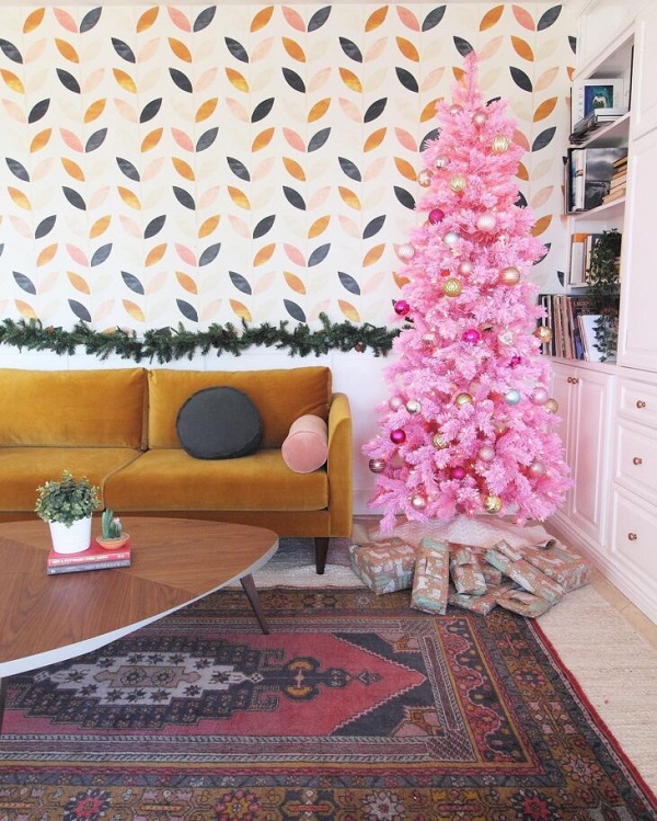 Sala retrô com árvore de natal rosa