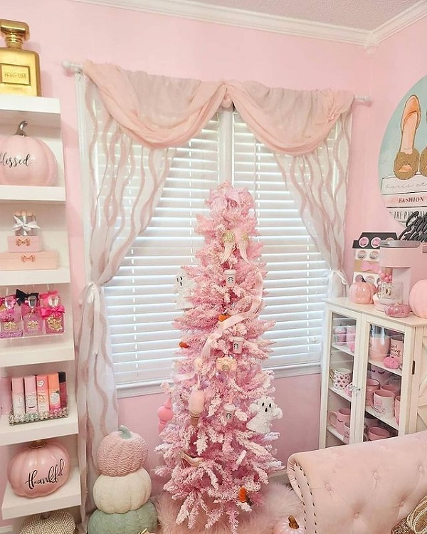 Sala rosa com árvore de natal rosa claro e branco