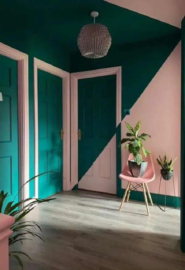 Verde e rosa se misturam na pintura geométrica parede. Fonte: Decor Fácil