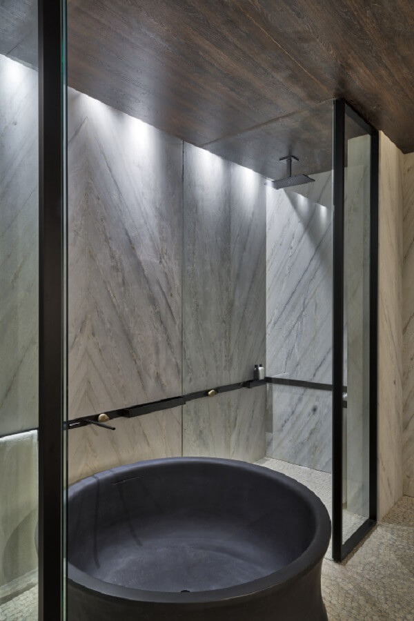 Banheiro moderno com chuveiro preto e banheira preta
