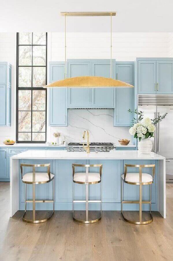 Decoração clássica para cozinha azul pastel com luminária moderna na cor dourada