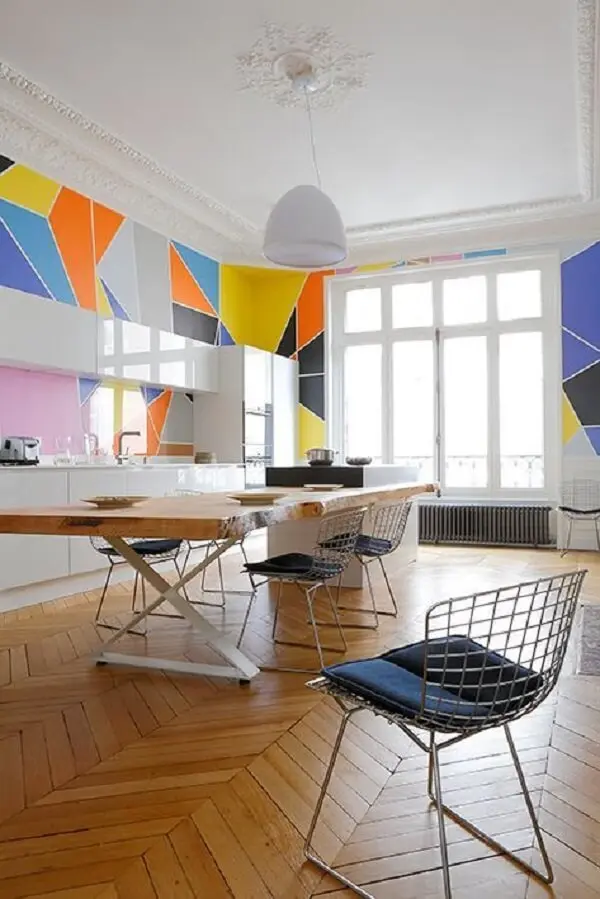 Área social decorada com pintura geométrica. Fonte: House Beautiful