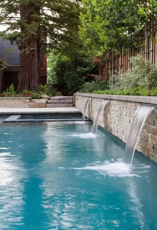  A cascata de pedra para piscina pode ter mais de uma queda dágua