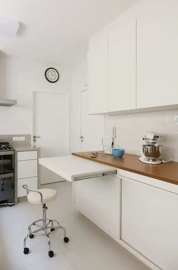 A mesa retrátil de parede é perfeita para cozinhas compactas.