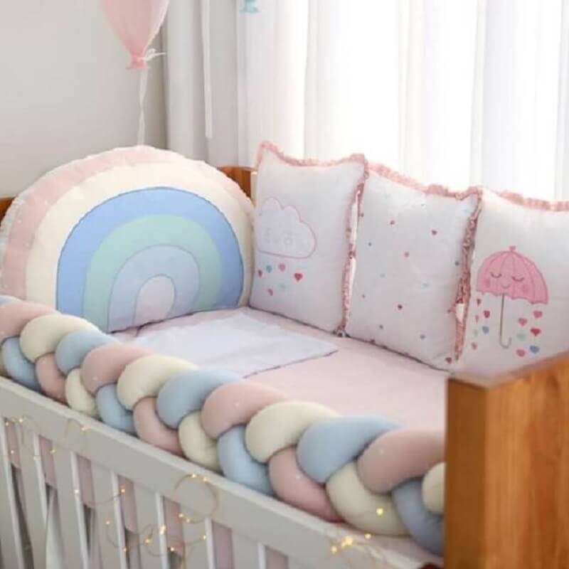 A trança para berço decora o quarto de bebê. Fonte Biano