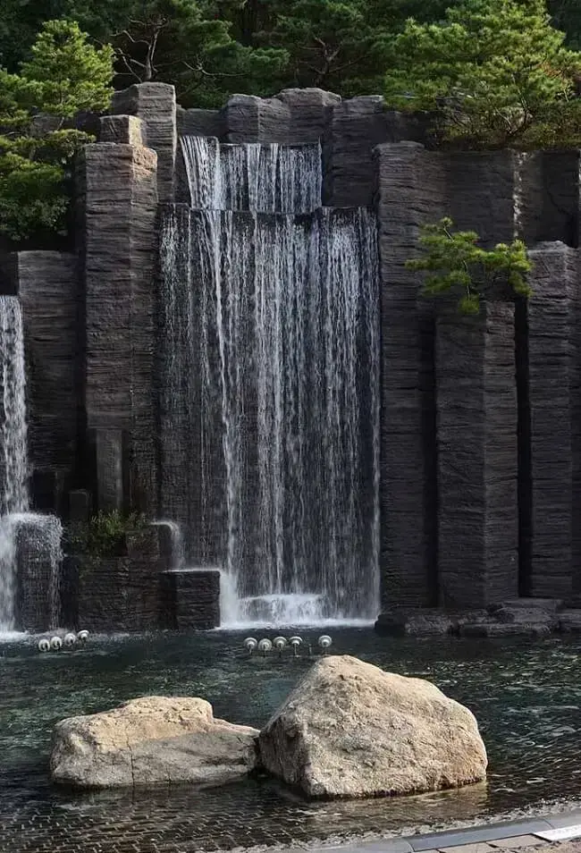 Algumas cascatas de pedras naturais para piscina são verdadeiras obras de arte