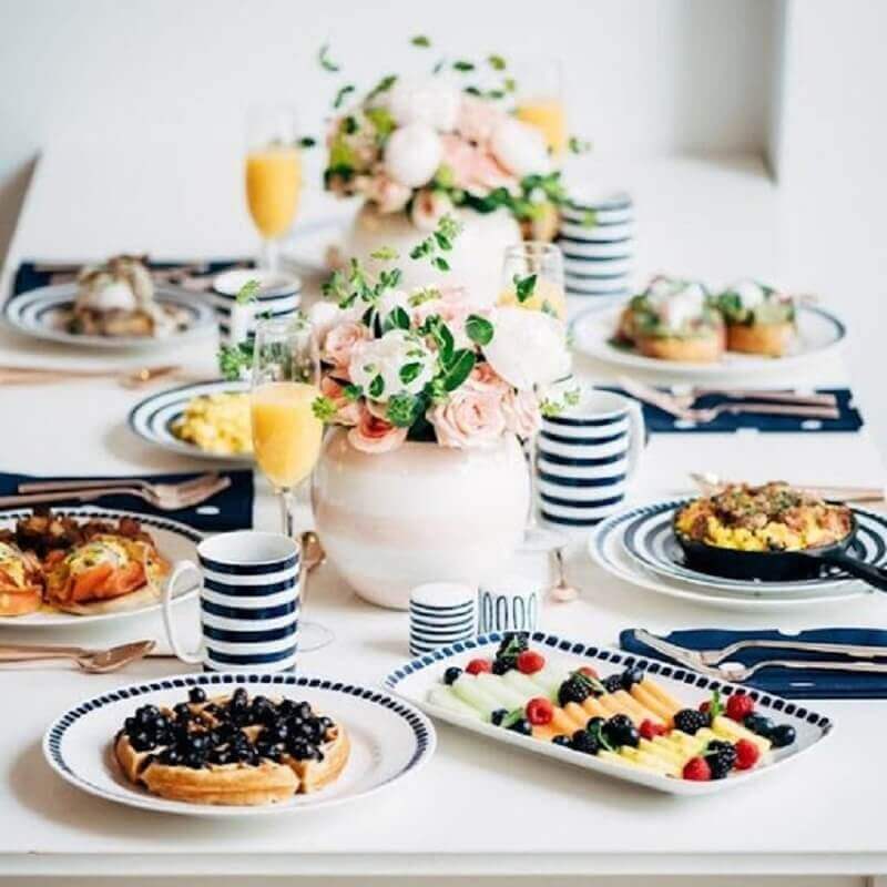 Arranjo de flores delicadas para decoração de mesa de café da manhã Foto Pinterest