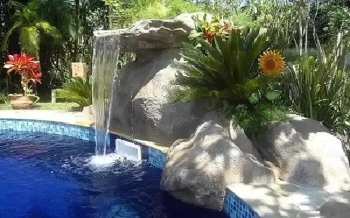 As cascatas de pedras naturais para piscina agregam valor ao imóvel. 