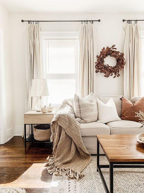 As cores claras no acabamento de sofás e paredes são perfeitos para servir como um fundo especial