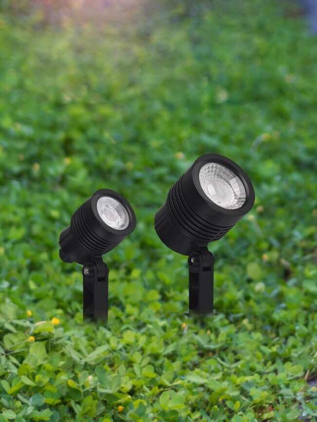 As luminárias espetos são usadas como luz de chão para jardim. Fonte: Taschibra