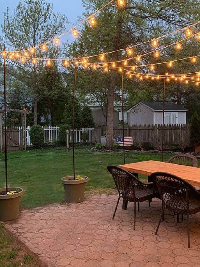 As luzes de jardim com cordões de luz trazem um toque intimista para a área externa. Fonte: The Honeycomb Home