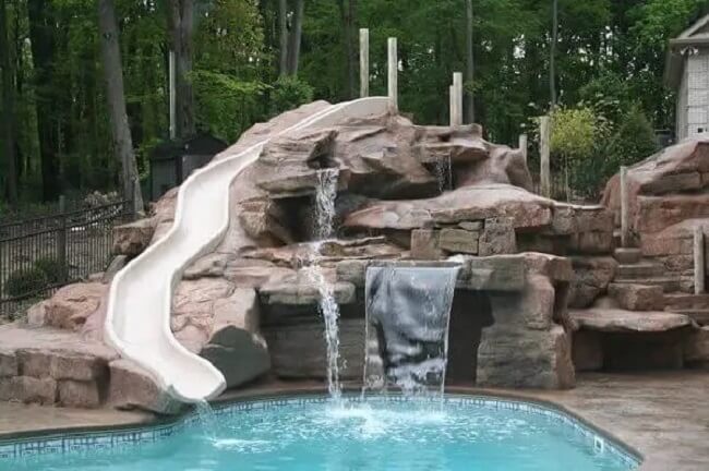 As pedras para cascata de piscina foram alinhadas em conjunto com o escorregador.