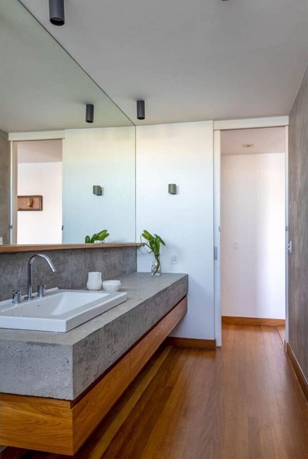 Banheiro com porta de madeira branca de correr