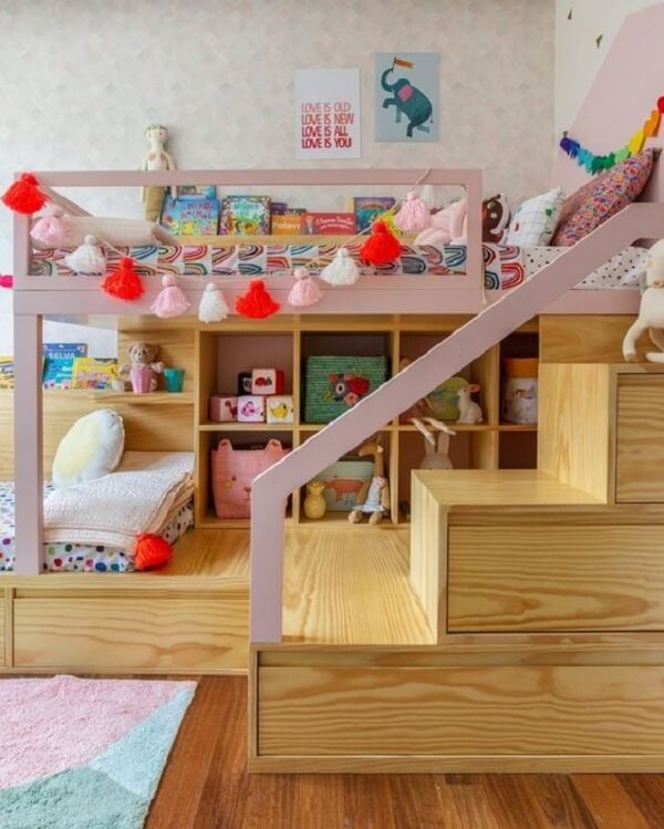  Beliche de madeira com moveis inteligentes e gavetas na escada e estante para brinquedoteca