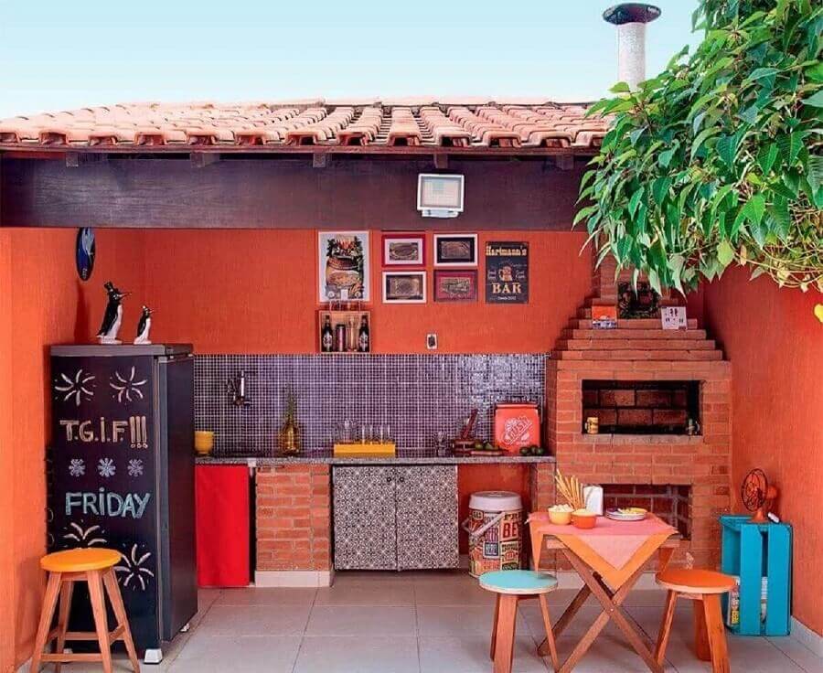Cantinho do churrasco simples decorado com churrasqueira de tijolinho e parede terracota Foto Otimizi