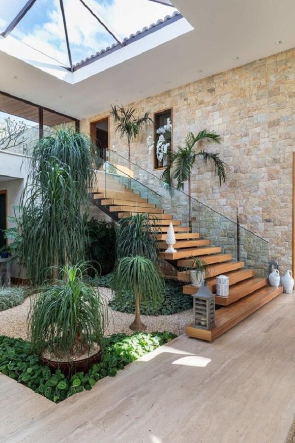 Casa grande com jardim embaixo da escada moderna