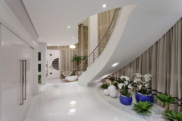 Casa luxuosa com jardim embaixo da escada