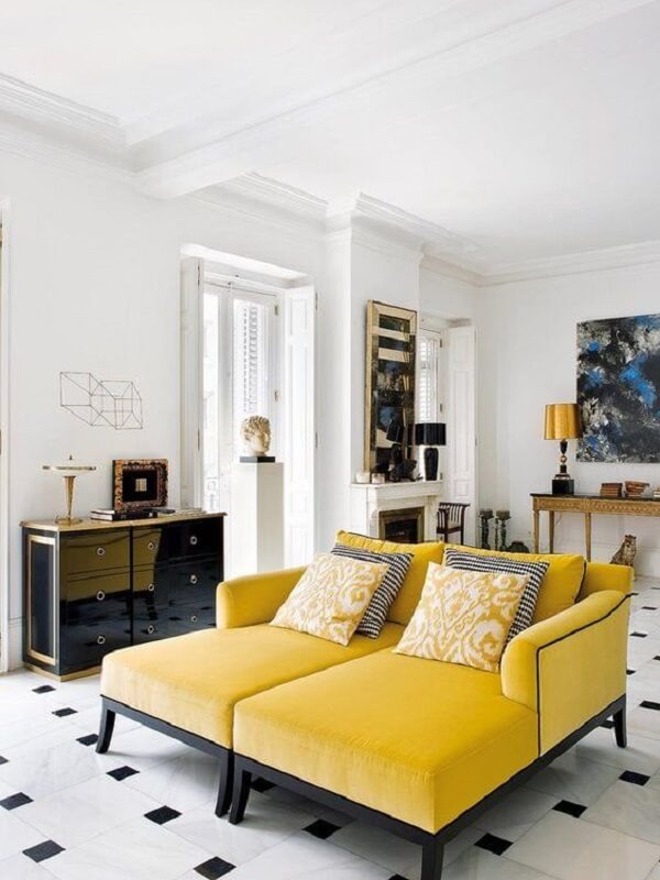 Chaise longue amarelo na sala de estar pequena