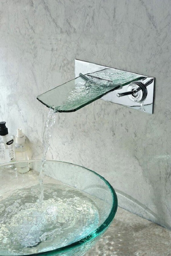 Cuba de vidro com torneira de vidro e decoração moderna