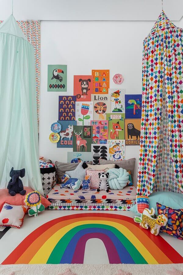 Decoração colorida para quarto infantil com brinquedoteca Foto MOOUI
