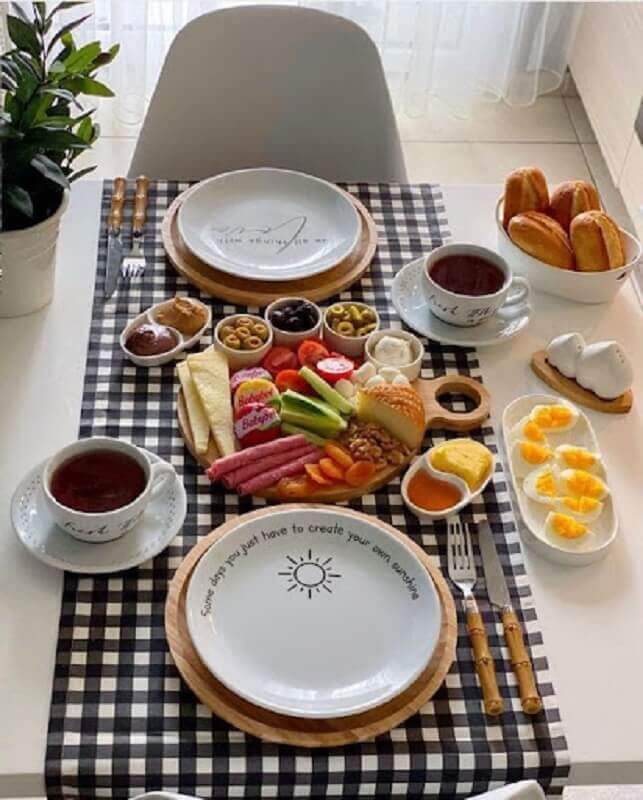 Decoração de mesa de café da manhã branca com caminho de mesa xadrez Foto Pinterest