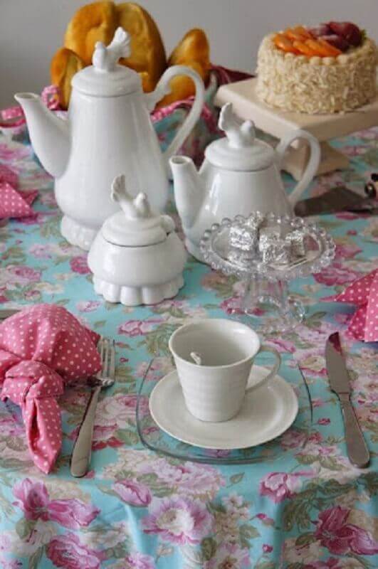 Decoração de mesa de café da manhã com louças brancas Foto Pinterest