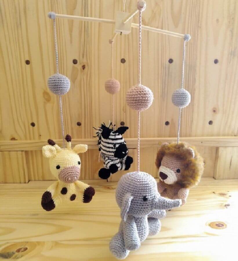 Decoração divertida com móbile de amigurumi para quarto de bebê Foto Elo7