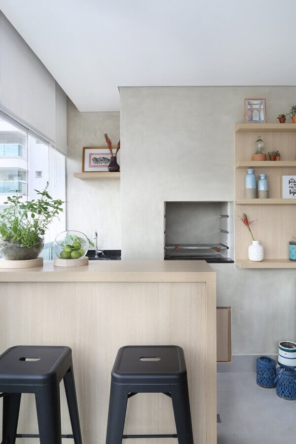 Decoração em cores claras para apartamento com cantinho do churrasco pequeno Foto Bianchi e Lima Arquitetura