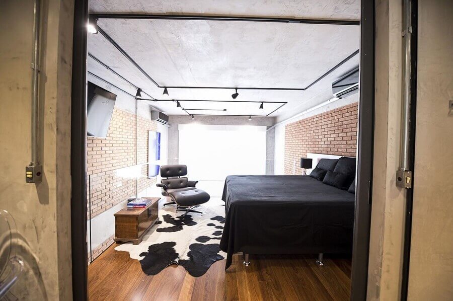 Decoração estilo industrial para quarto com tapete de couro e parede tijolinho Foto Carla Cuono Arquitetura e Interiores