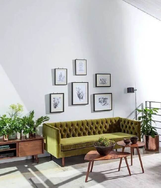 Decoração minimalista com sofá capitonê verde