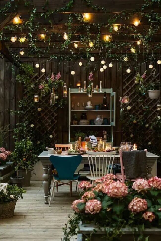 Decoração romântica de luz de jardim feita com cordão de luz. Fonte: Arquitrecos