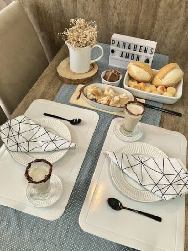 Decoração simples em cores neutras para mesa de café da manhã Foto Pinterest