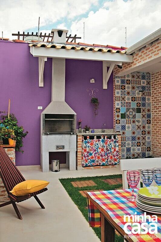  Decoração simples para cantinho do churrasco com revestimento colorido Foto Minha Casa