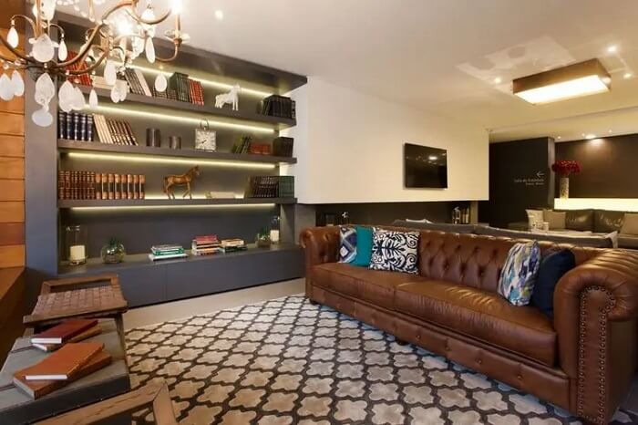 Decore o sofá capitonê couro com almofadas estampadas
