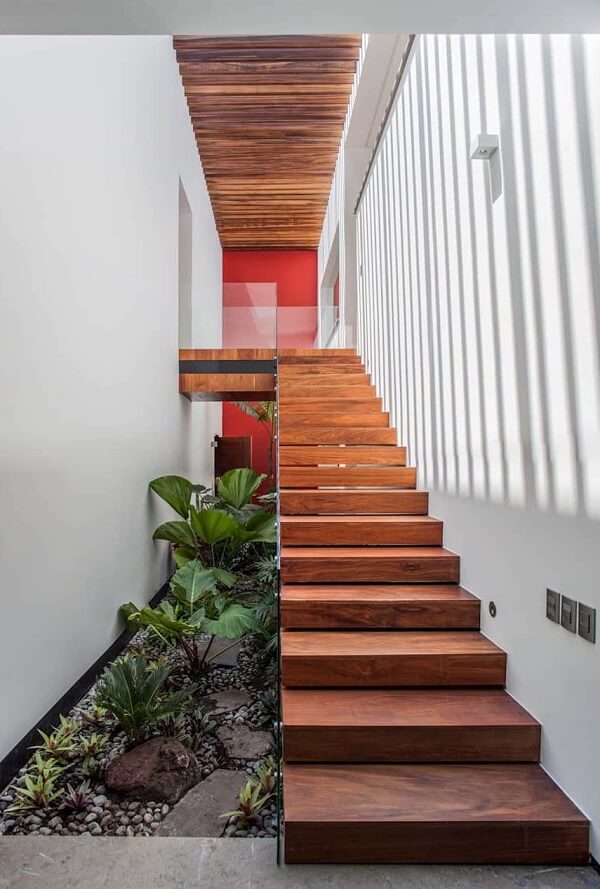 Escada de madeira com jardim embaixo