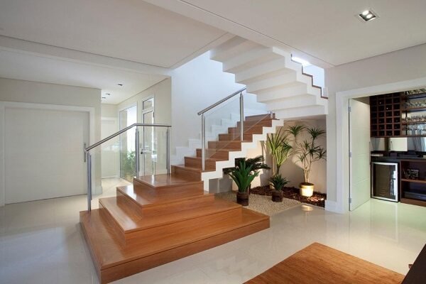 Escadas modernas de madeira para sala com jardim de inverno
