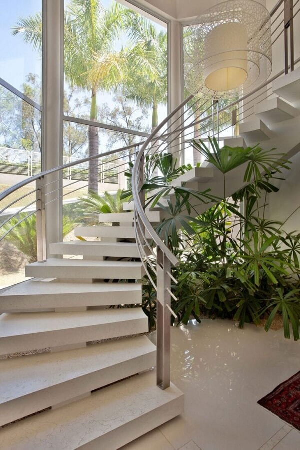 Jardim embaixo da escada curva na cor branca