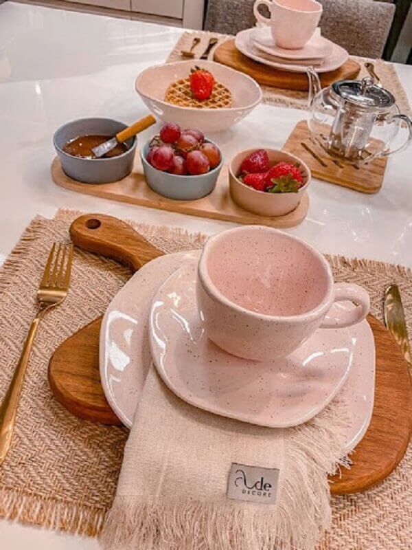 Louças cor de rosa para decoração de mesa de café da manhã Foto Pinterest