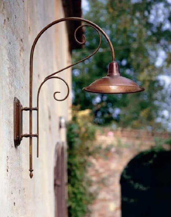 Luz de jardim feita com arandela. Fonte: House of Design