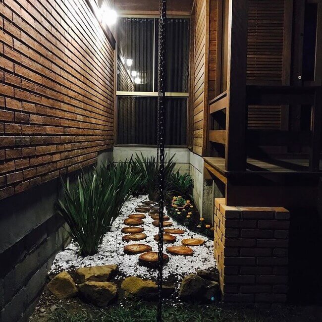Luz para jardim de inverno as arandelas na parede de tijolinho iluminam o ambiente. Fonte: Pousada Sitio Raízes