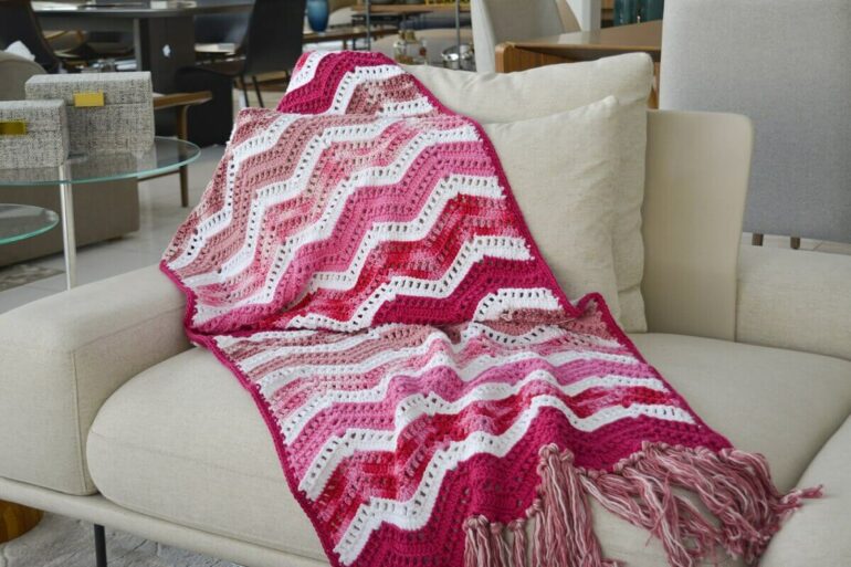 Manta de crochê para decoração de sala com sofá claro moderno Foto Circulo