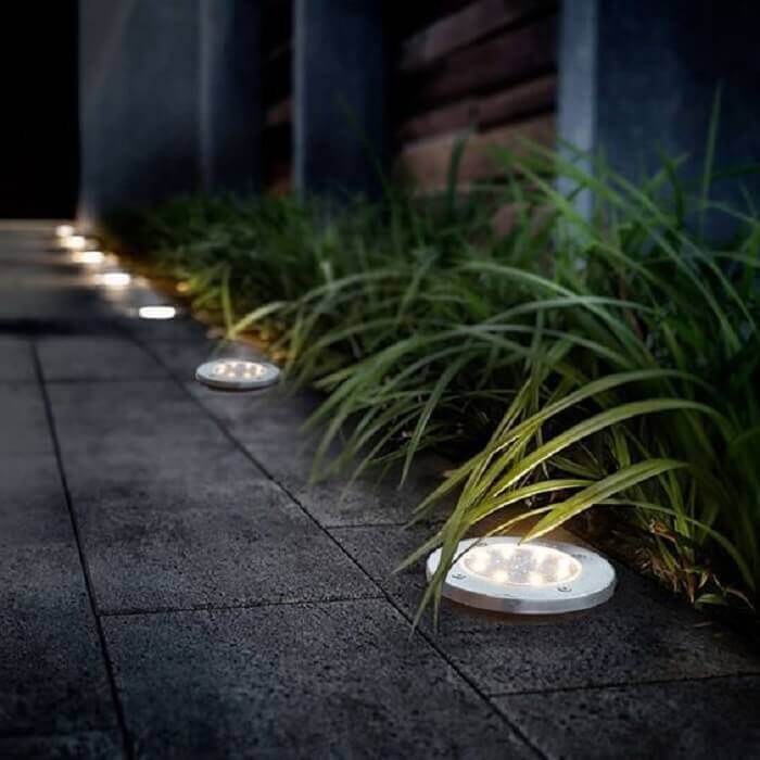 Modelo de luz de jardim feito com embutidos de chão de LED a energia solar. Fonte: Próxima Oferta