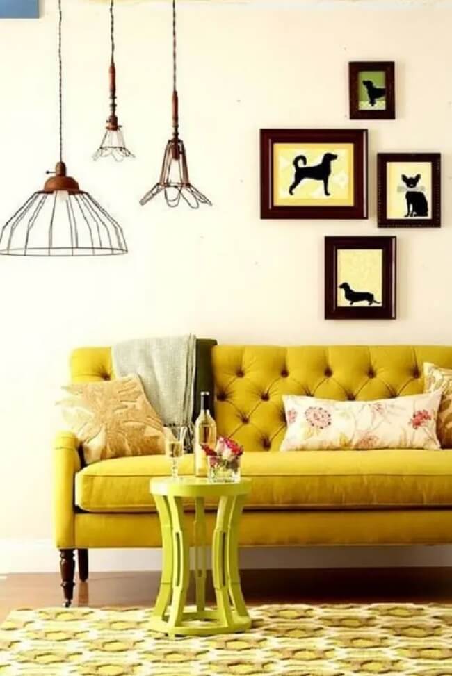 Modelo de sofá capitonê antigo amarelo