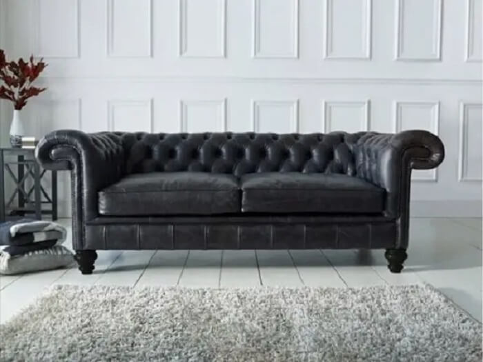 Modelo de sofá capitonê preto clássico