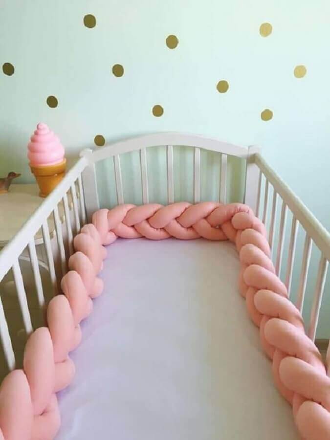 Modelo de trança para berço de bebê rosa. Fonte Design Ruiz