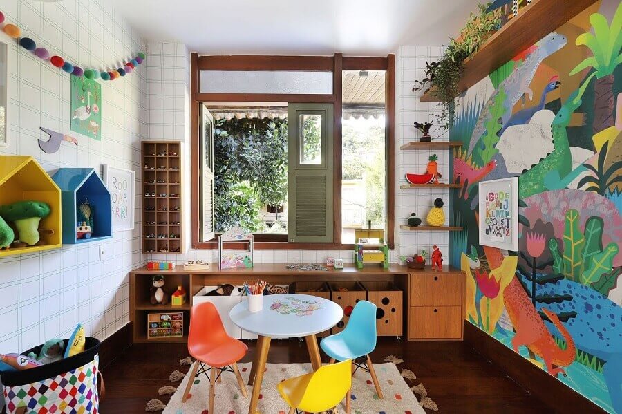 Móveis de madeira para decoração de brinquedoteca com papel de parede colorido Foto Leonardo Costa para MOOUI 
