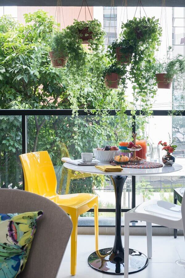 Móveis para varanda decorada com vasos de plantas suspensos Foto TokEStok
