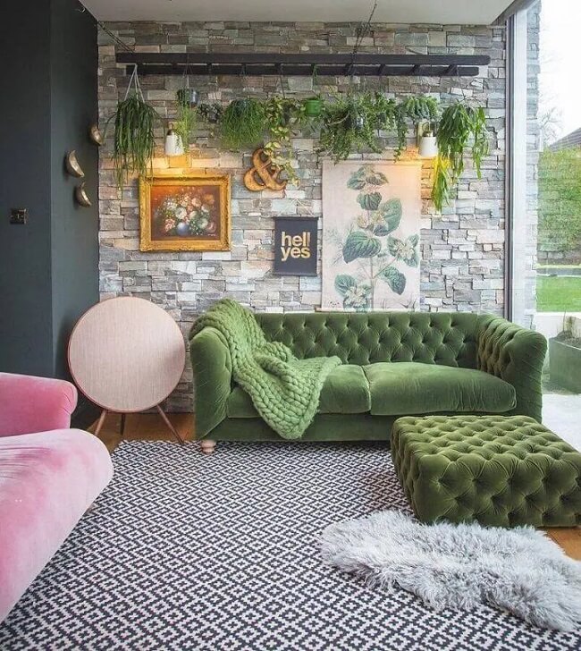 O puff e o sofá de capitonê verde trazem um toque especial para o décor